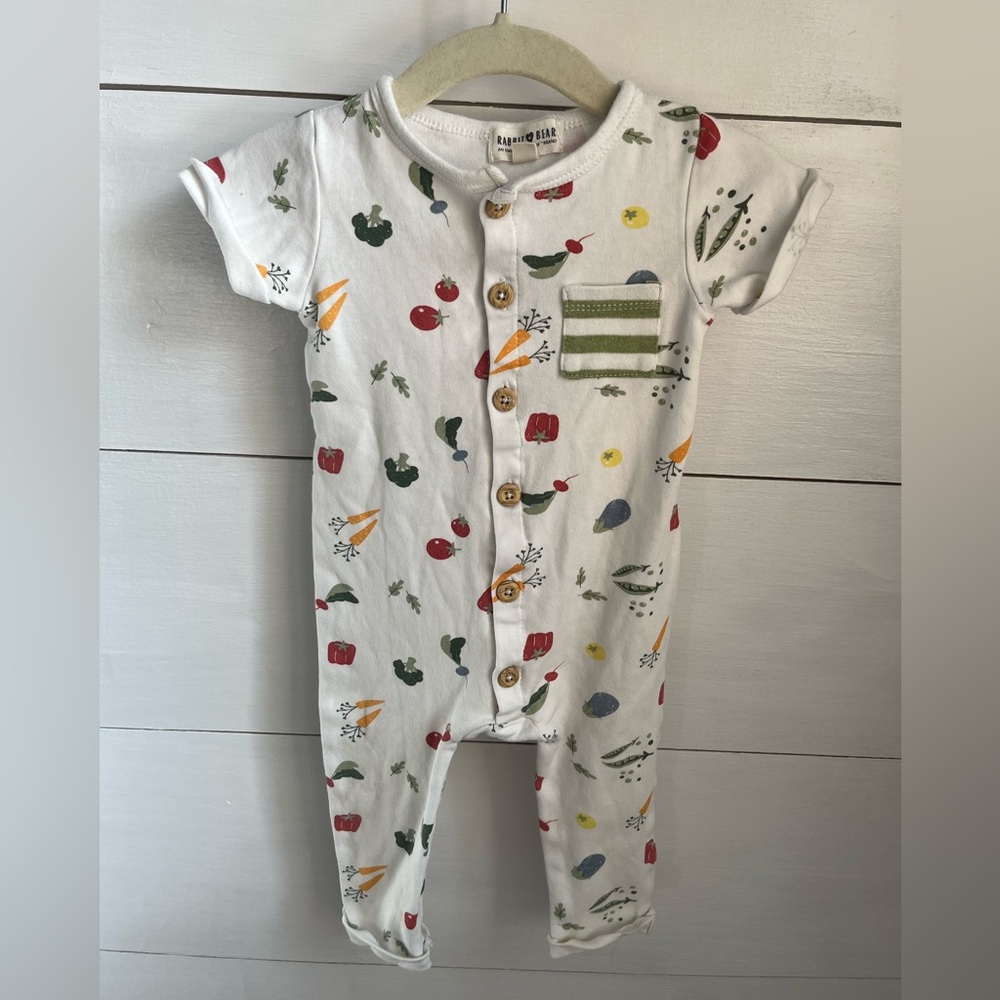 Rabbit & Bear White Vegetable-Print Baby One-Piece Sleeper